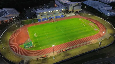 Pametno rešenje za sportsko osvetljenje modernizovalo je osvetljenje na stadionu John Charles i omogućilo održavanje utakmica takmičarskog nivoa